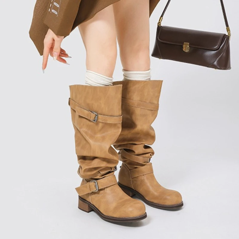 Замшевые женские высокие сапоги до колена, женские готические сапоги на среднем каблуке, модные дизайнерские женские ботинки на массивном каблуке с круглым носком и пряжкой, зимние
Замшевые женские высокие сапоги до колена, женские готические сапоги на среднем каблуке, модные дизайнерские женские ботинки на массивном каблуке с круглым носком и пряжкой, зимние