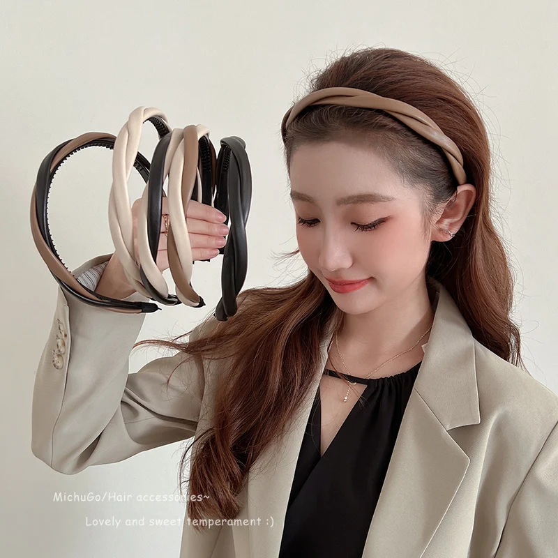 Cross-twisted leather headband, simple and versatile, high-end pressure-sensitive high-ceiling non-slip toothed hair accessory
Cross-twisted leather headband, simple and versatile, high-end pressure-sensitive high-ceiling non-slip toothed hair accessory