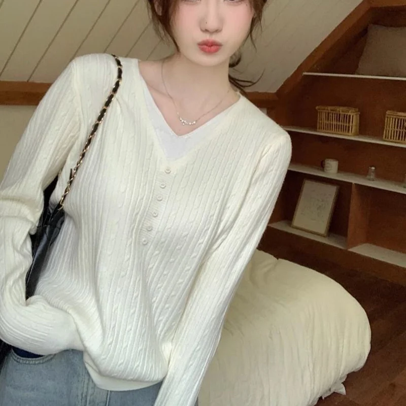 Autumn New Original Design V-neck Fake Two-piece Temperament Loose Sweater Fashionable Casual Elegant Young Style Women's Top
Autumn New Original Design V-neck Fake Two-piece Temperament Loose Sweater Fashionable Casual Elegant Young Style Women's Top