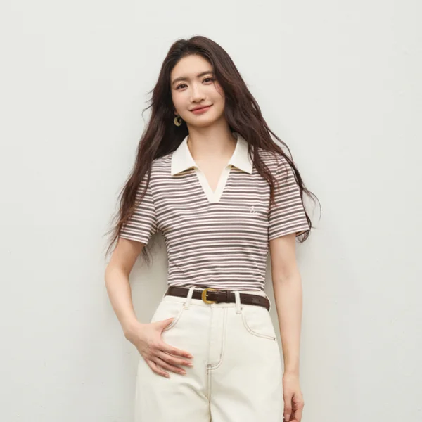 SENTUBILA Knit Short Sleeve T-shirt for Women Summer Fashion Polo Striped Contrast Letter Embroidery Straight Top 162TC6319
SENTUBILA Knit Short Sleeve T-shirt for Women Summer Fashion Polo Striped Contrast Letter Embroidery Straight Top 162TC6319