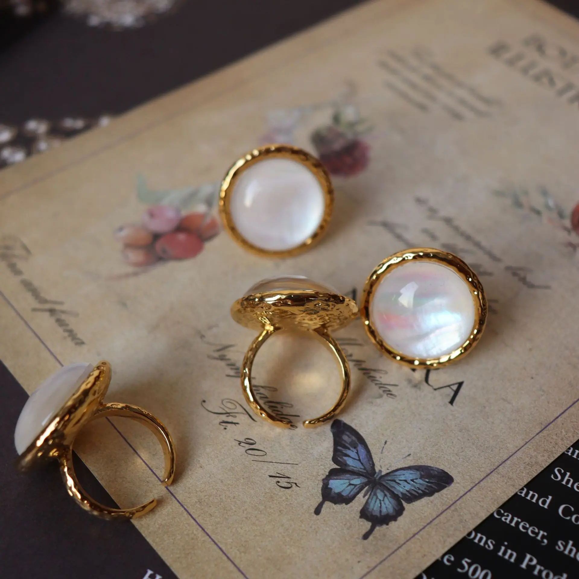 Vintage Fashion Trendy Temperament Handmade White Fritillary Ring for Women Jewelry Accessories Gift
Vintage Fashion Trendy Temperament Handmade White Fritillary Ring for Women Jewelry Accessories Gift