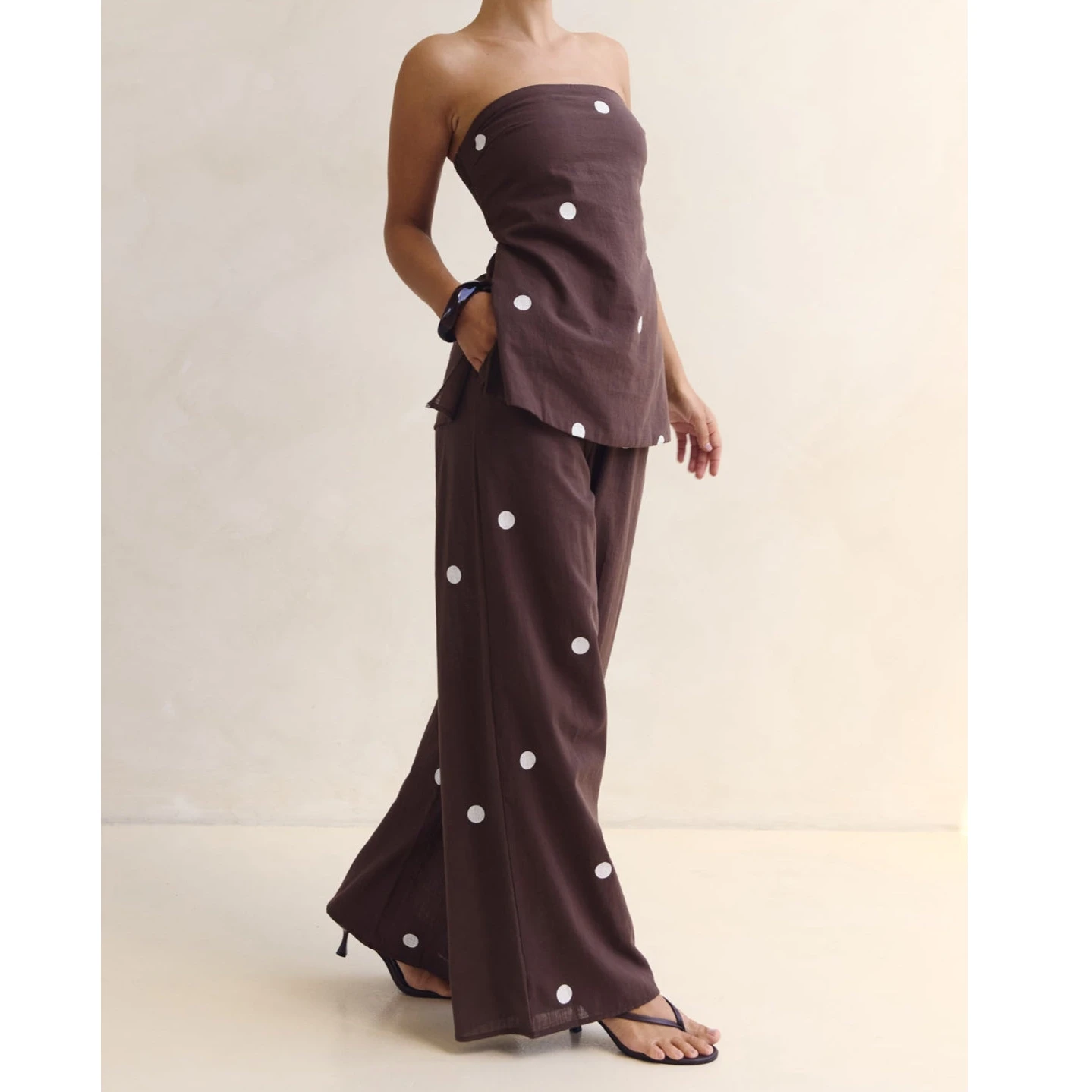 Elegant Women's Sleeveless Strapless 2-Piece Outfit with Dot Print Tube Top And Wide Leg Pants Casual Ensemble
Elegant Women's Sleeveless Strapless 2-Piece Outfit with Dot Print Tube Top And Wide Leg Pants Casual Ensemble