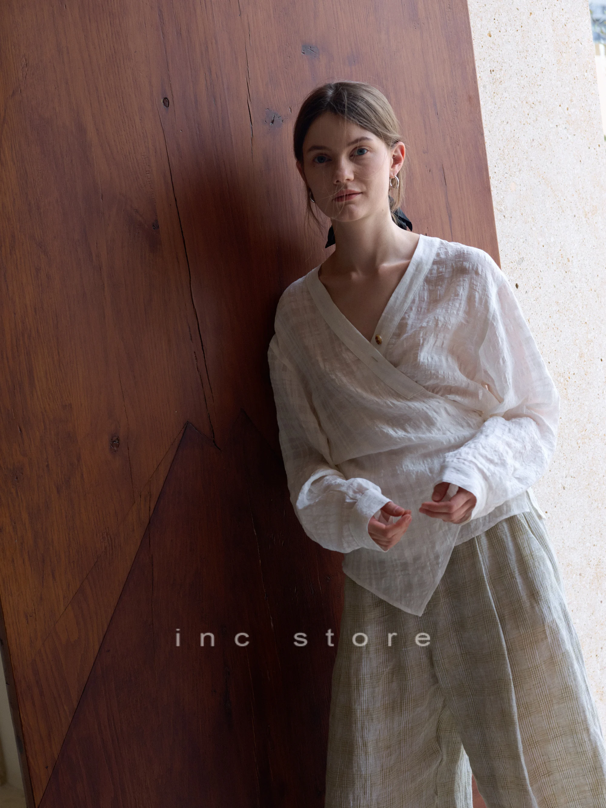 New Summer 2025 White Tie Dye V-ne Cross Strap irt Women's Skin-friendly Breathable Linen Long Sve Slim Fit irt
New Summer 2025 White Tie Dye V-ne Cross Strap irt Women's Skin-friendly Breathable Linen Long Sve Slim Fit irt