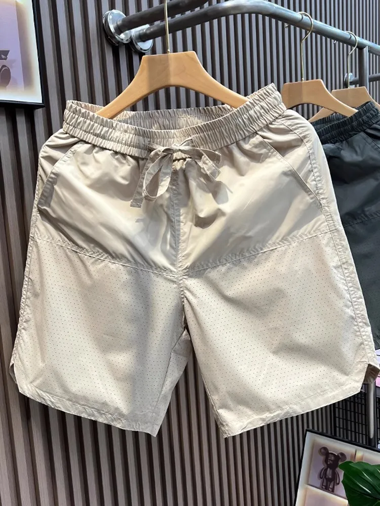 Летние новые мужские повседневные брюки с лазерной перфорацией, дышащие, простые, модные, универсальные, свободные, быстросохнущие, из ледяного шелка, длиной до колена
Летние новые мужские повседневные брюки с лазерной перфорацией, дышащие, простые, модные, универсальные, свободные, быстросохнущие, из ледяного шелка, длиной до колена