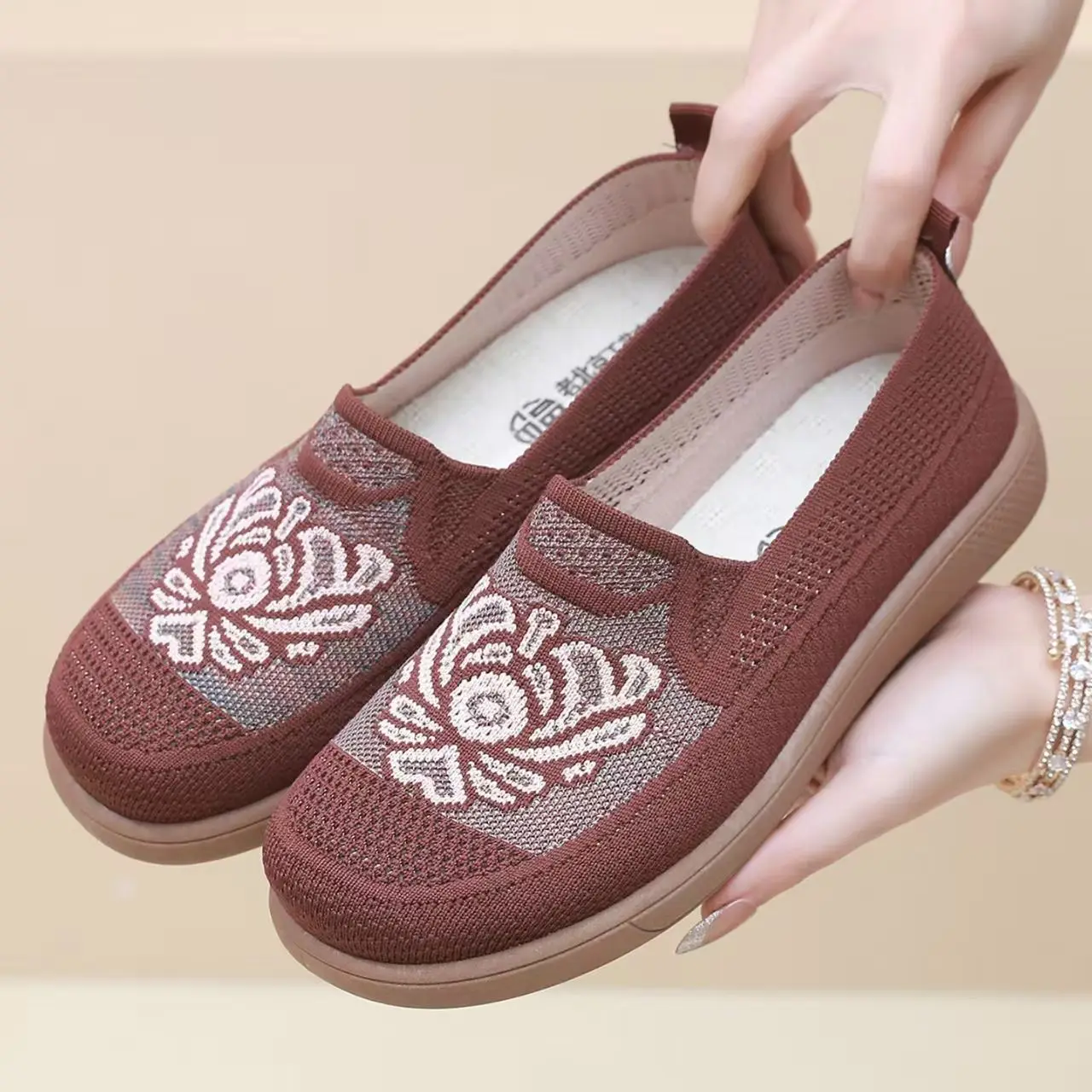 Woman New Flat Sole Stretch Fabric Embroidered Shoe Spring Summer Soft sole Shallow Slip On Middle Aged And Elderly Casual Shoe
Woman New Flat Sole Stretch Fabric Embroidered Shoe Spring Summer Soft sole Shallow Slip On Middle Aged And Elderly Casual Shoe