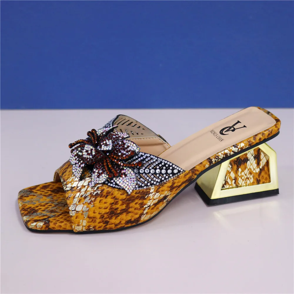 Women Bling High Heels Pumps Ladies Wedding Shoes with Rhinestone Wedges Slides Party Sandals Platform Slipper Peep Square Head
Women Bling High Heels Pumps Ladies Wedding Shoes with Rhinestone Wedges Slides Party Sandals Platform Slipper Peep Square Head