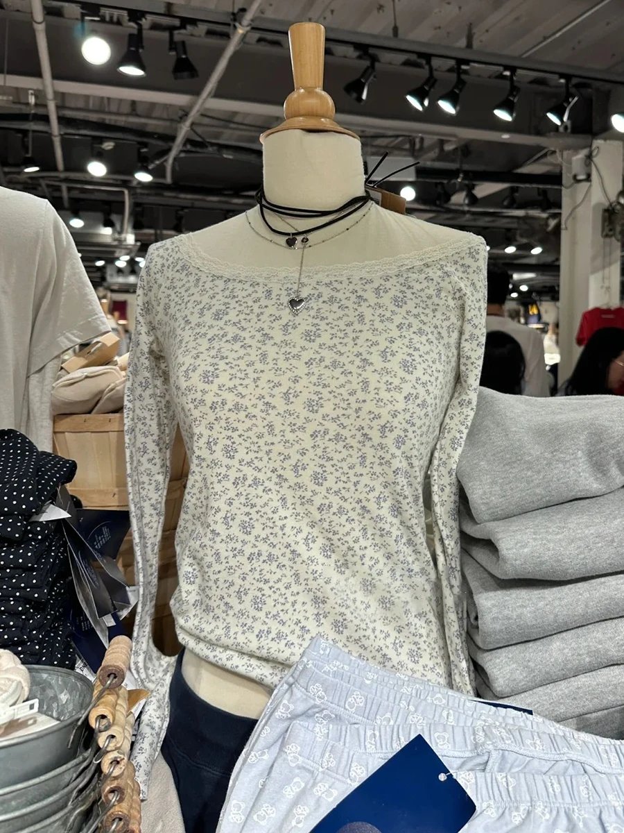 Blue Floral Print Long Sleeve T-shirt Women Lace Trim Scoop Neck Cotton Slim T-shirts Autumn New Casual Vintage Sweet Y2k Tops
Blue Floral Print Long Sleeve T-shirt Women Lace Trim Scoop Neck Cotton Slim T-shirts Autumn New Casual Vintage Sweet Y2k Tops