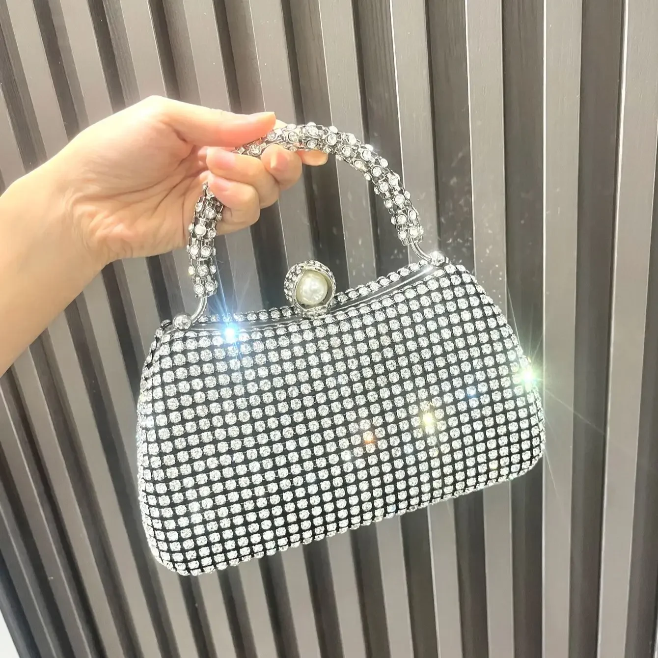 Handmade Rhinestones Evening Clutch Bag Purses and Handbag Luxury Designer Shiny Crystal Clutch Purse Bucket Bag Shoulder Bags
Handmade Rhinestones Evening Clutch Bag Purses and Handbag Luxury Designer Shiny Crystal Clutch Purse Bucket Bag Shoulder Bags
