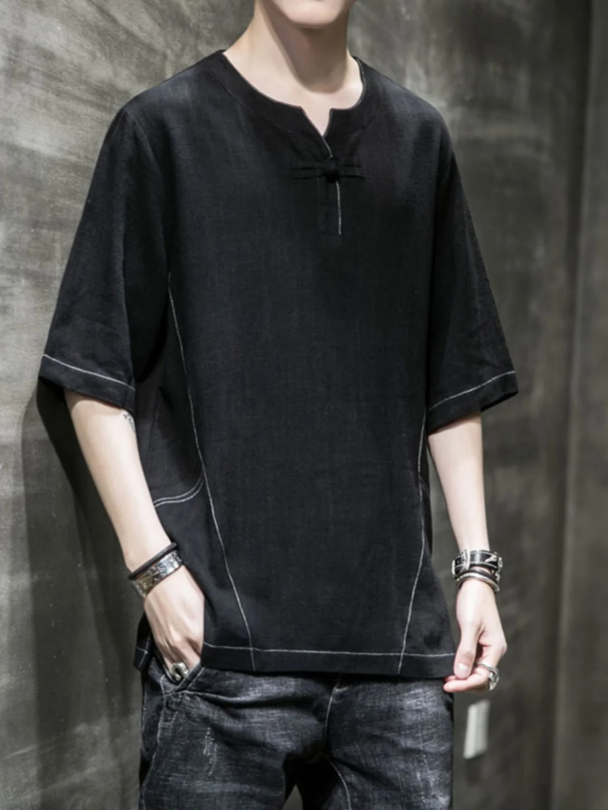 Мужская летняя футболка из льняной ткани с V-образным вырезом, свободного кроя, с коротким рукавом, повседневная, комфортная, модная, брендовая
Мужская летняя футболка из льняной ткани с V-образным вырезом, свободного кроя, с коротким рукавом, повседневная, комфортная, модная, брендовая