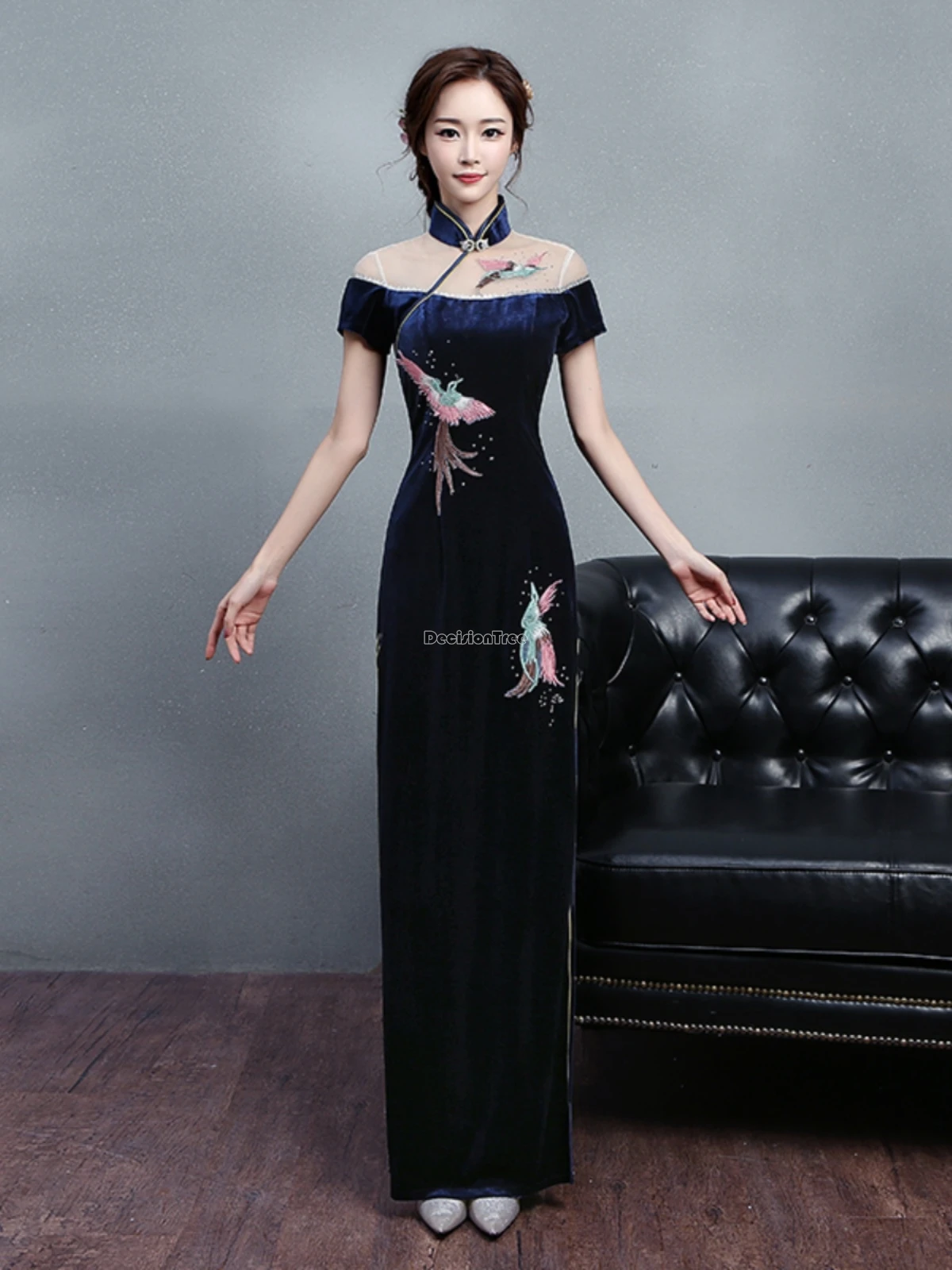 2025 new chinese improved long velvet splicing design cheongsam dress women elegant party slimming embroidery qipao dress t001
2025 new chinese improved long velvet splicing design cheongsam dress women elegant party slimming embroidery qipao dress t001