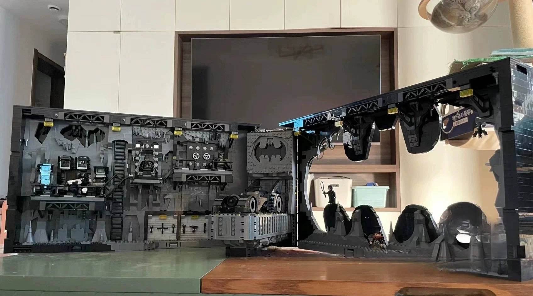 IN Stock Boys Adult Christmas Birthday Gifts Compatible 76252 Batcave Shadow Box Classic 1989 Model Desktop decoration
IN Stock Boys Adult Christmas Birthday Gifts Compatible 76252 Batcave Shadow Box Classic 1989 Model Desktop decoration