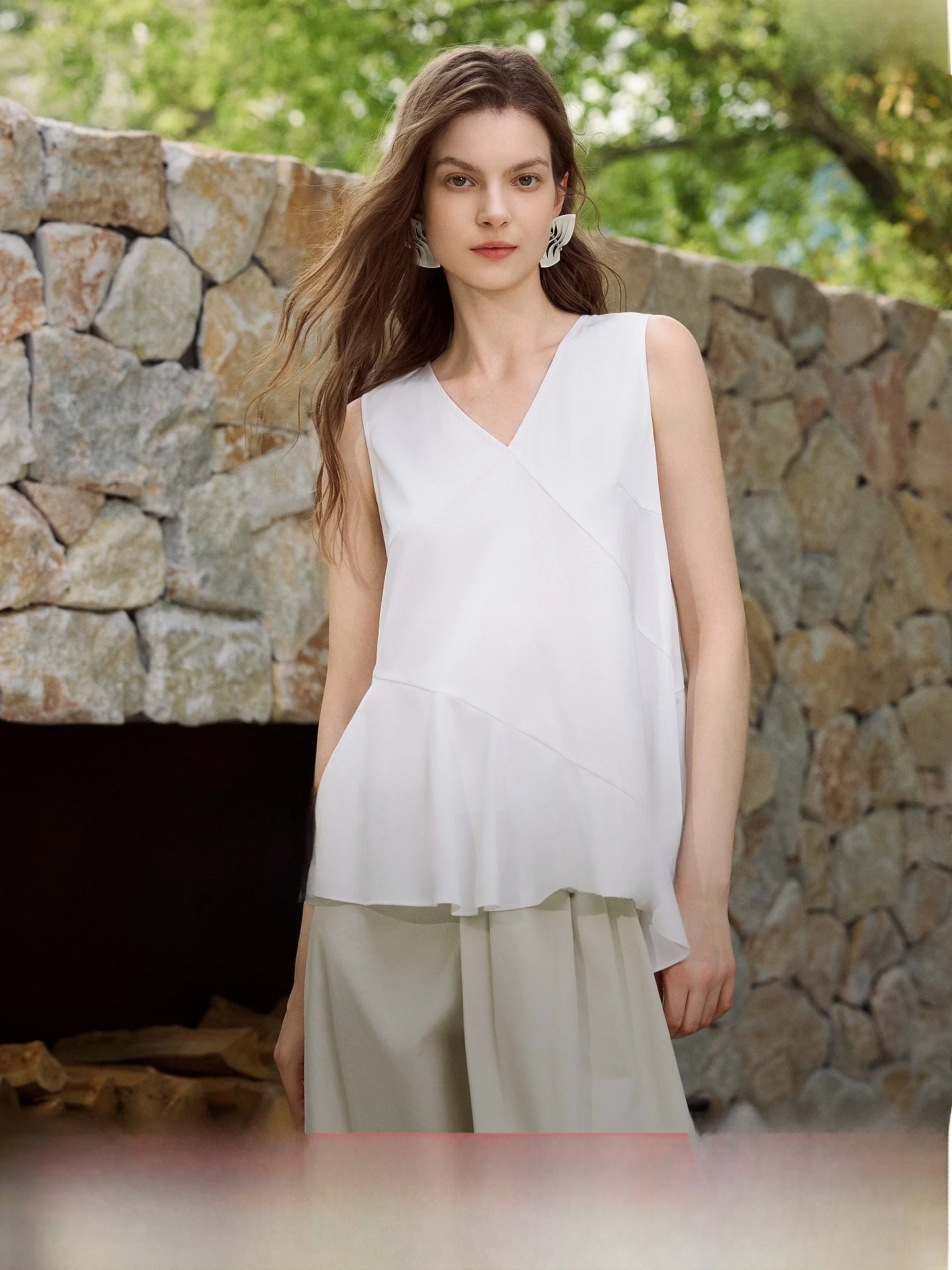 Elle Women's White Linen V-Neck Shirt Asymmetrical Hemline Floral Trim Summer New Arrival Elegant Commute Style Casual Shirt
Elle Women's White Linen V-Neck Shirt Asymmetrical Hemline Floral Trim Summer New Arrival Elegant Commute Style Casual Shirt