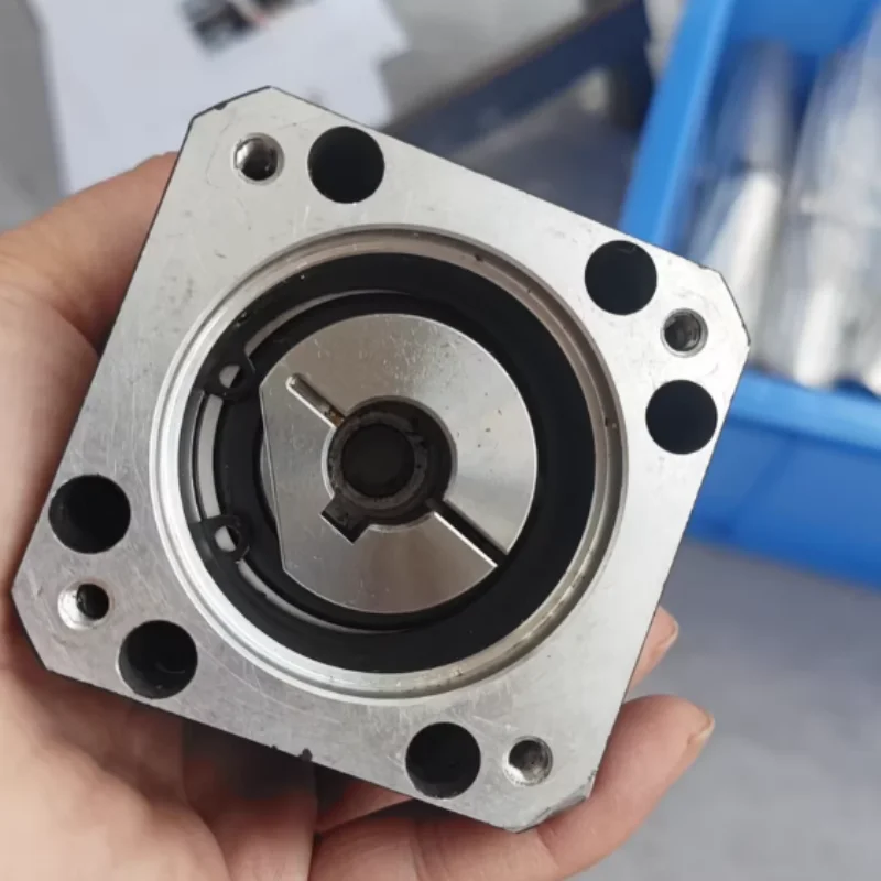 Совершенно новый оригинальный редуктор SPX65-5 S/N: K200510814
Совершенно новый оригинальный редуктор SPX65-5 S/N: K200510814