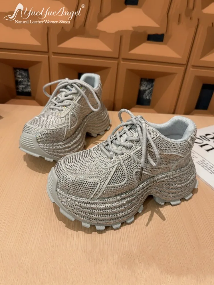 Модные женские удобные туфли-лодочки на платформе с бриллиантовой отделкой, однотонные, с круглым носком, на шнуровке, увеличивающие рост, на высоком каблуке
Модные женские удобные туфли-лодочки на платформе с бриллиантовой отделкой, однотонные, с круглым носком, на шнуровке, увеличивающие рост, на высоком каблуке