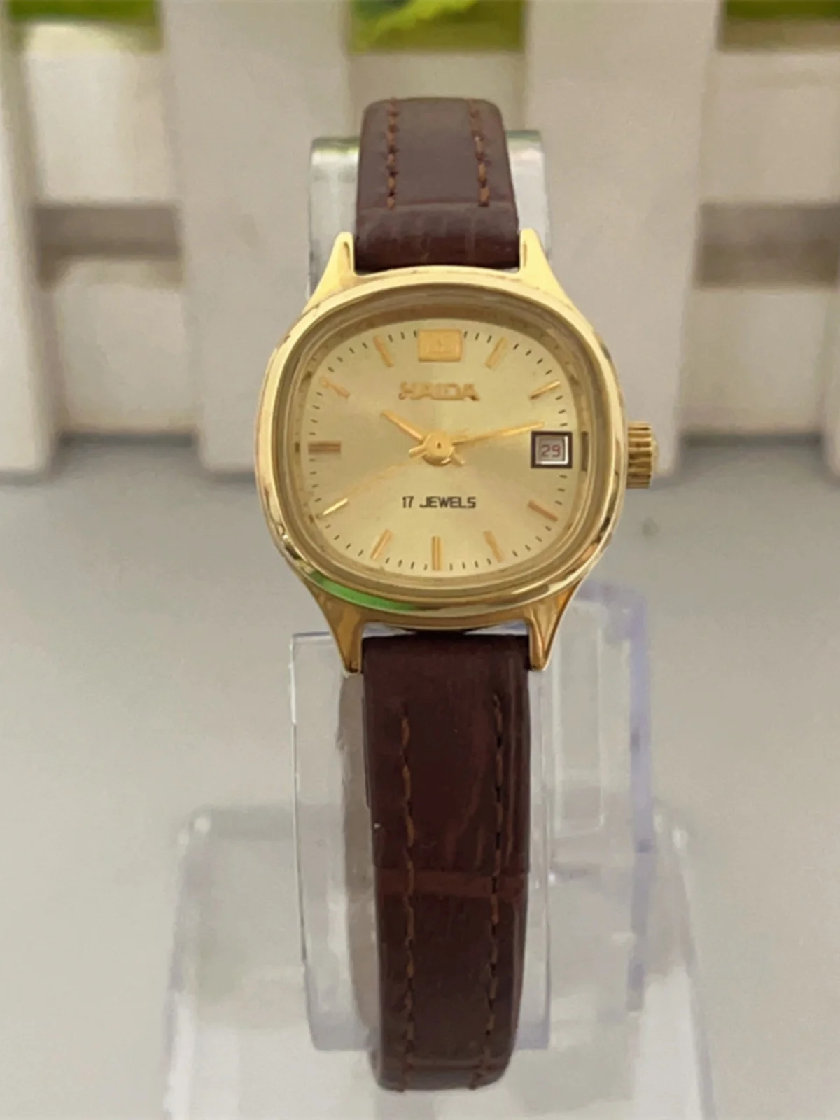 Haida manual winding mechanical watch women's watch retro square gold-plated genuine leather women's watch temperament
Haida manual winding mechanical watch women's watch retro square gold-plated genuine leather women's watch temperament