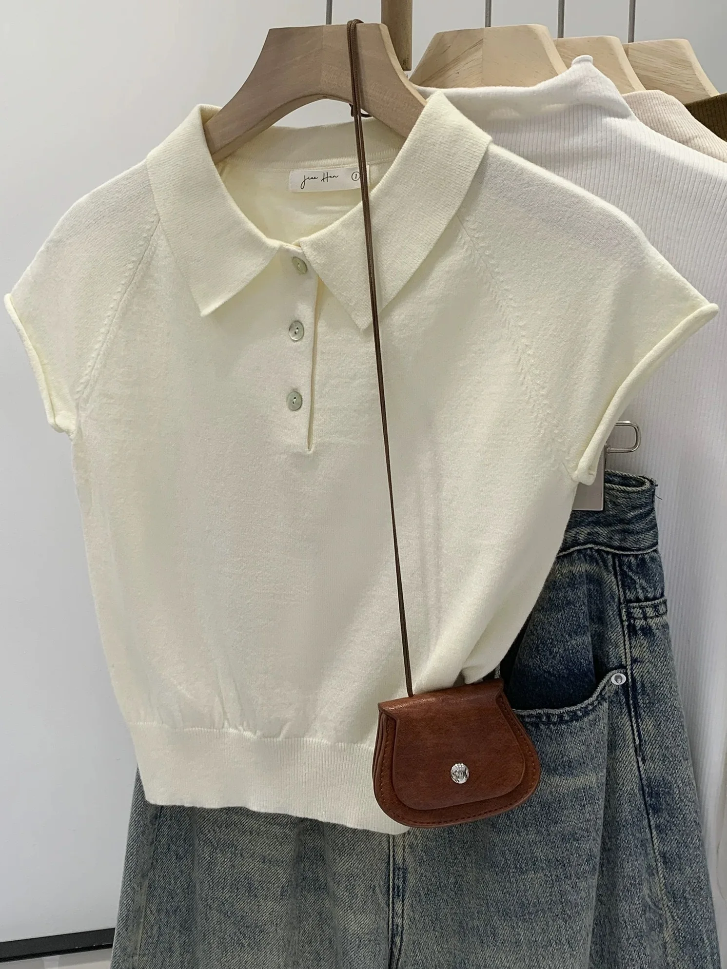 Ice Silk Short Sleeve Shirt Women Summer Knitted Thin Shoulder Simple Collar T-Shirt Slim Fit Moisture Wicking Color
Ice Silk Short Sleeve Shirt Women Summer Knitted Thin Shoulder Simple Collar T-Shirt Slim Fit Moisture Wicking Color
