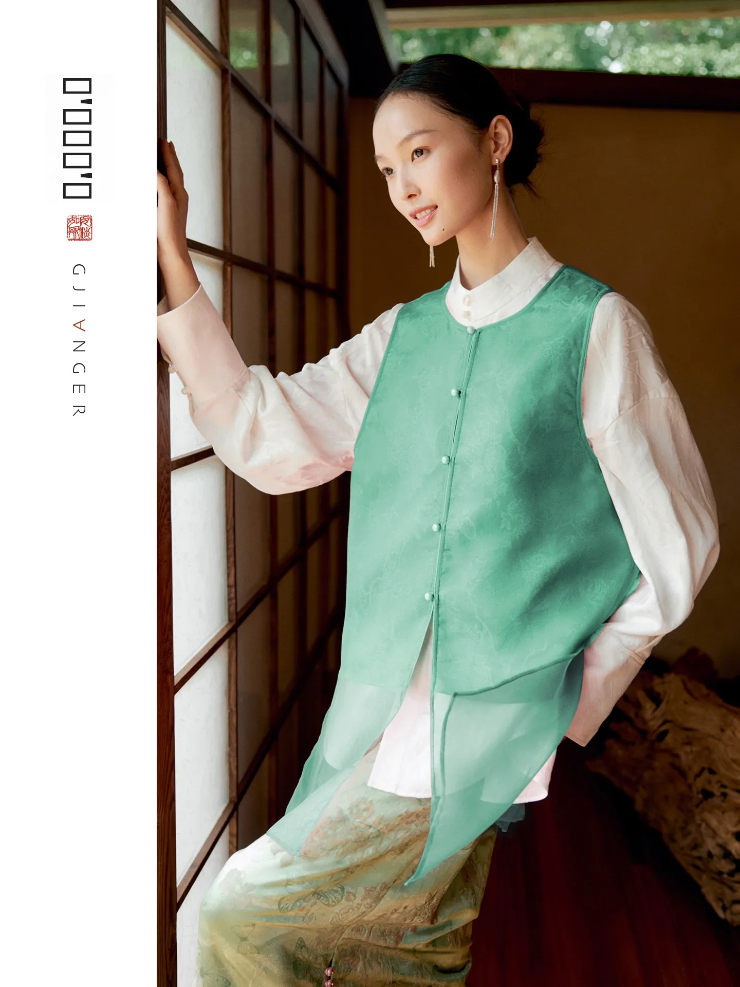 Original Design Chinese Sle Silk Vest round Ne Splicing New Autumn Product QiangJing 00% Silk 3532407B
Original Design Chinese Sle Silk Vest round Ne Splicing New Autumn Product QiangJing 00% Silk 3532407B