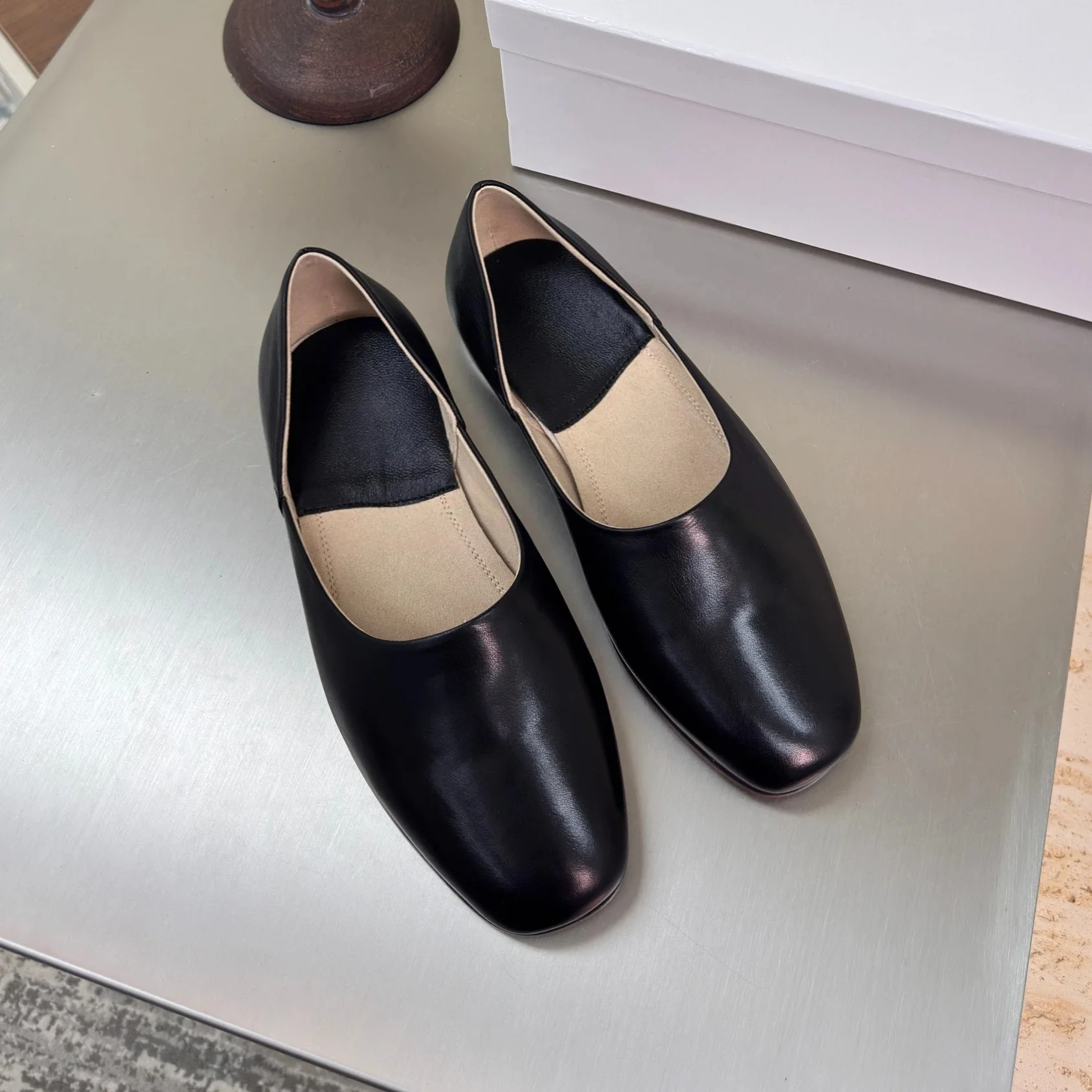 2025 Newest Summer Genuine Leather Open-Toe Flat Heel Woman Slippers Flower Decora Mules Slides Bohemian Sandals Bota Feminina
2025 Newest Summer Genuine Leather Open-Toe Flat Heel Woman Slippers Flower Decora Mules Slides Bohemian Sandals Bota Feminina