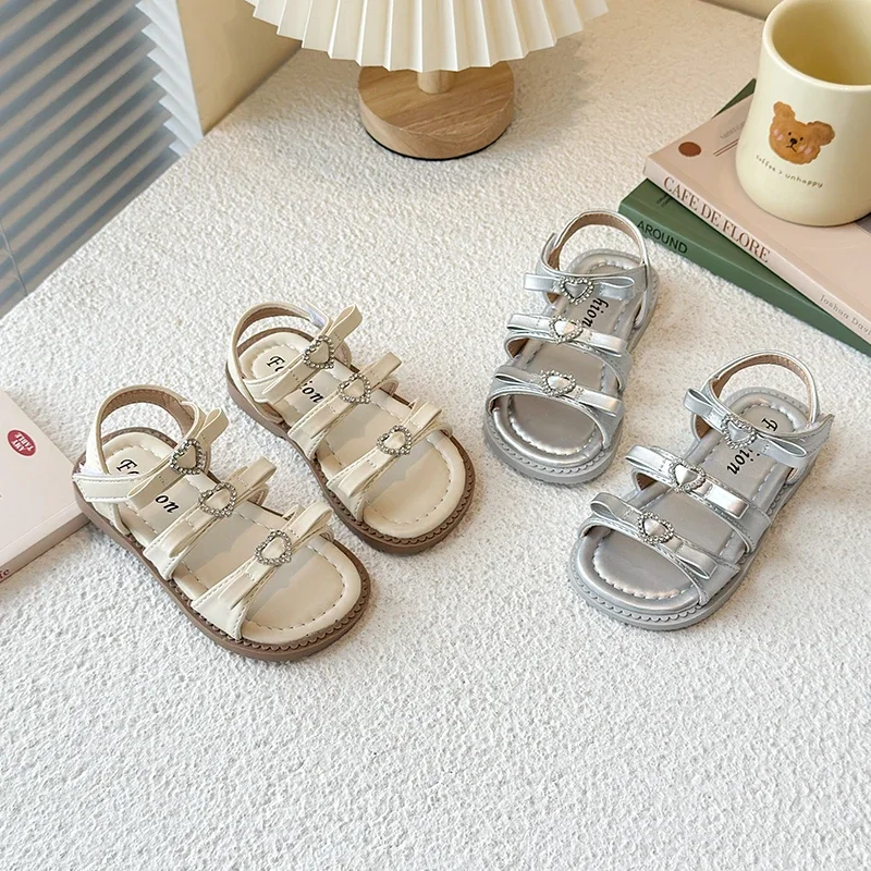 Girls Sandals New 2025 Summer Kids Fashion Bowknot Heart Princess Sandals Party Dress Shoes Children Soft Sole Beach Flats Shoe
Girls Sandals New 2025 Summer Kids Fashion Bowknot Heart Princess Sandals Party Dress Shoes Children Soft Sole Beach Flats Shoe