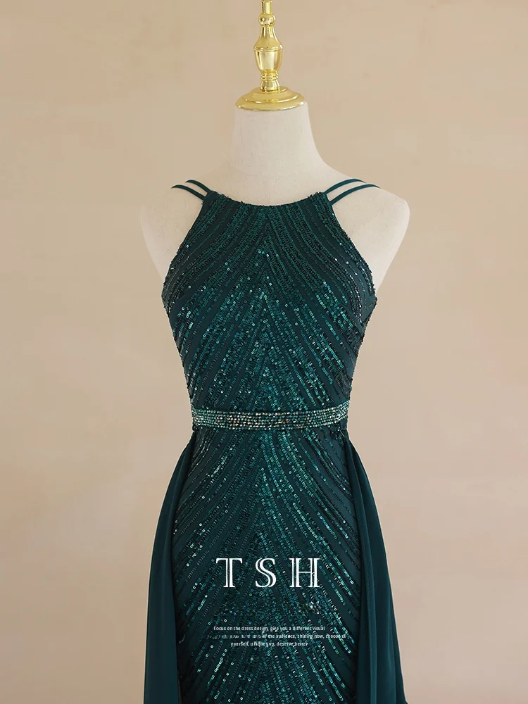 Элегантное вечернее платье для женщин: роскошное, изысканное, для особых случаев, для деловых встреч и торжеств.
Элегантное вечернее платье для женщин: роскошное, изысканное, для особых случаев, для деловых встреч и торжеств.