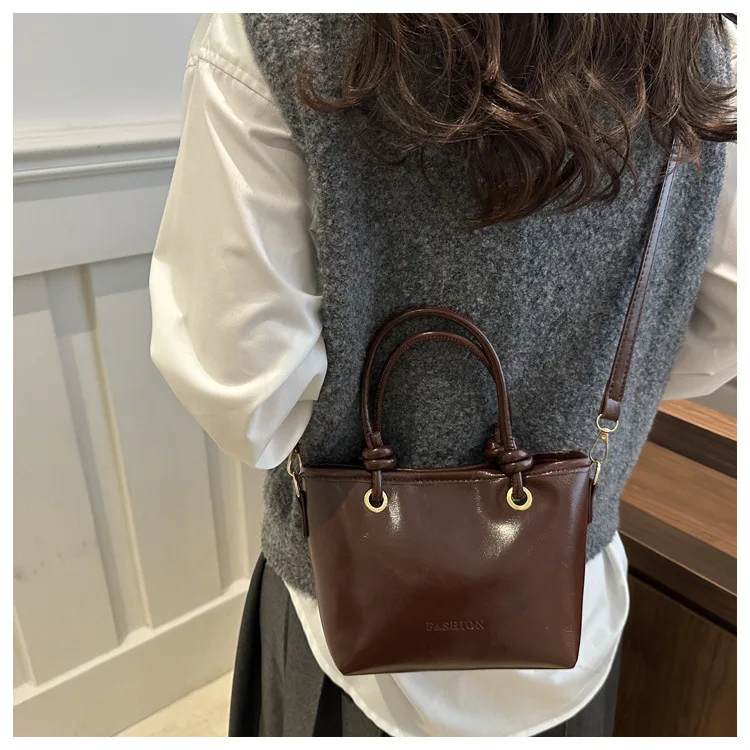 2025 New Retro Crossbody Bag Autumn and Winter Fashion Simple Women's High-end Sense Shoulder Bag Handbag Wholesale for Women
2025 New Retro Crossbody Bag Autumn and Winter Fashion Simple Women's High-end Sense Shoulder Bag Handbag Wholesale for Women