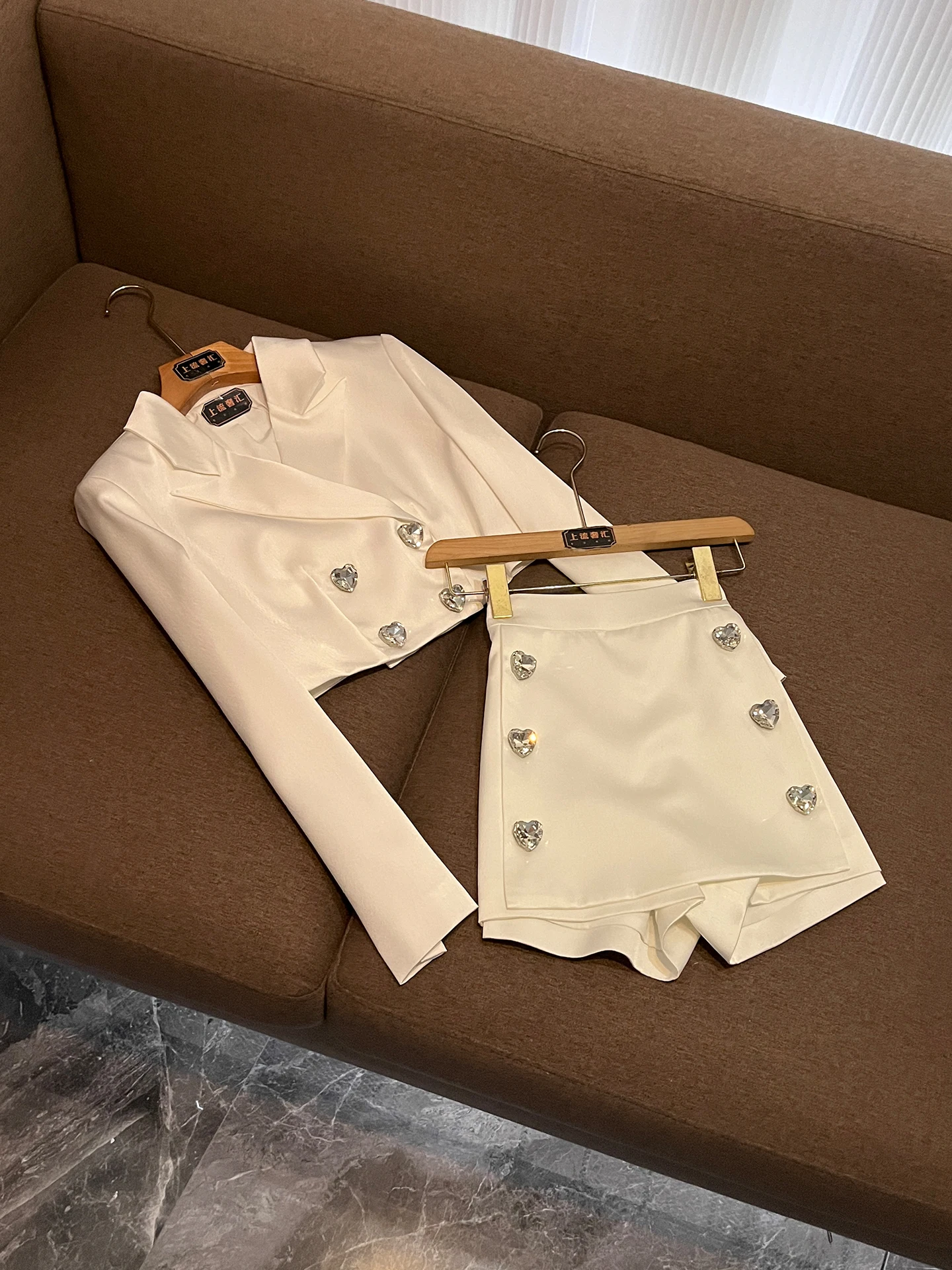 Fashionable Heart Shaped Diamond Button Set High Waist Suit Jacket Short Skirt Pants Summer New Arrival Luxury Style P700
Fashionable Heart Shaped Diamond Button Set High Waist Suit Jacket Short Skirt Pants Summer New Arrival Luxury Style P700