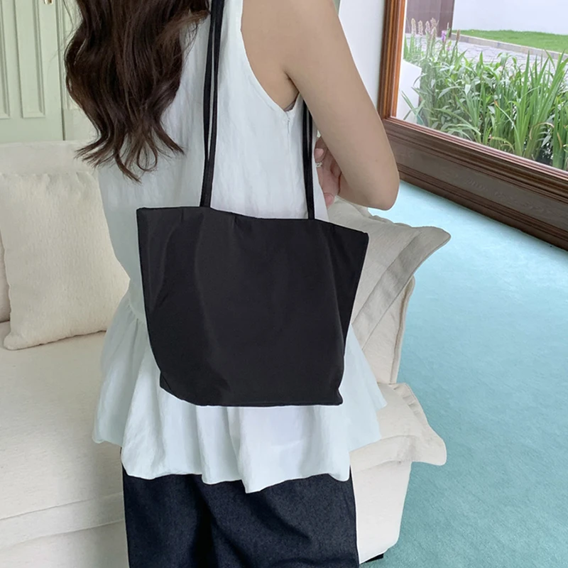 Korean Style Nylon Tote Bag Women Solid Color Minimalist Shoulder Bag Lightweight Bucket Bag Versatile Commuter Underarm Handbag
Korean Style Nylon Tote Bag Women Solid Color Minimalist Shoulder Bag Lightweight Bucket Bag Versatile Commuter Underarm Handbag