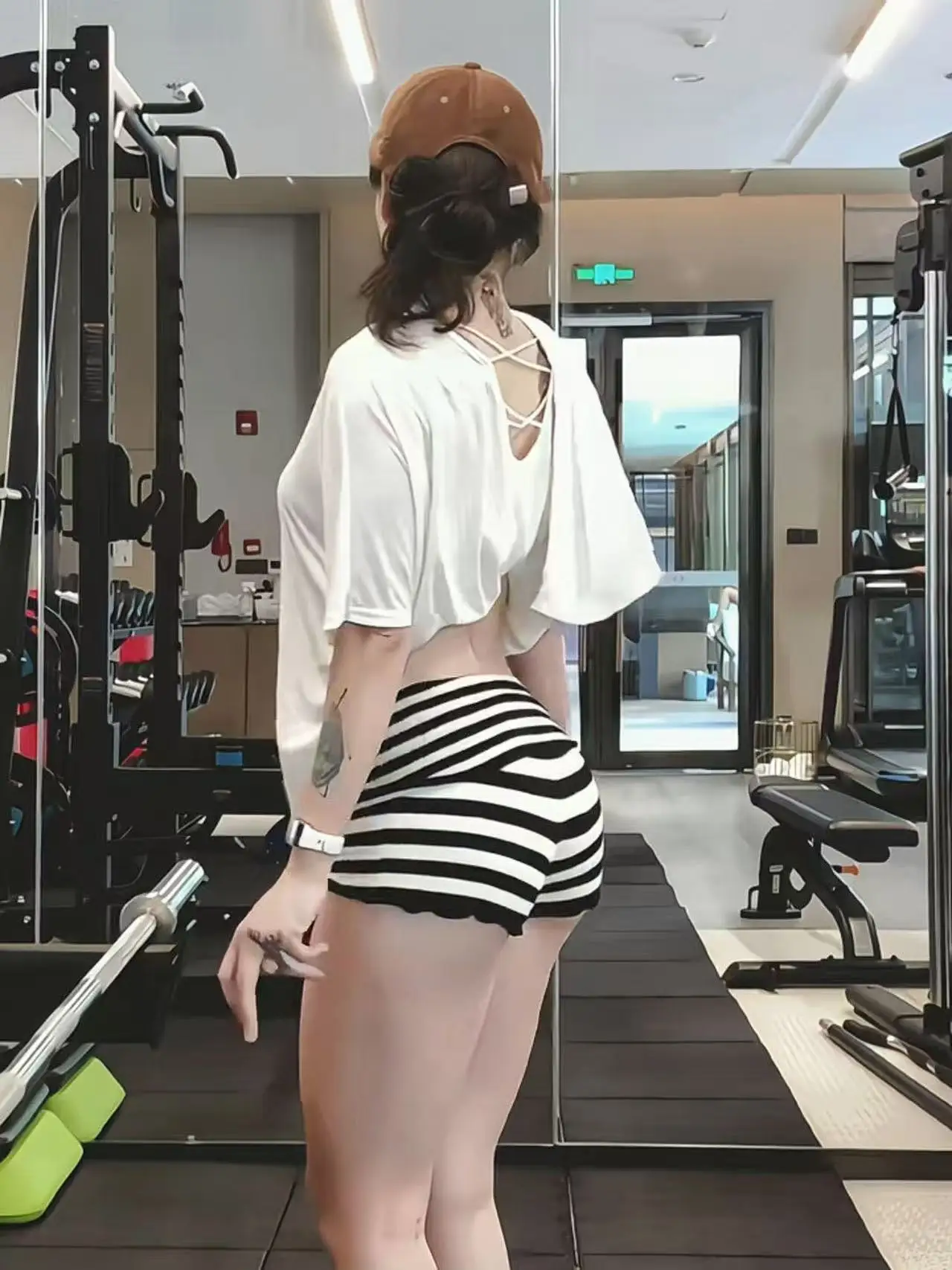 Сексуальные женские спортивные брюки для йоги с высокой талией в полоску, утягивающие, с эффектом подтяжки ягодиц, асимметричный дизайн
Сексуальные женские спортивные брюки для йоги с высокой талией в полоску, утягивающие, с эффектом подтяжки ягодиц, асимметричный дизайн