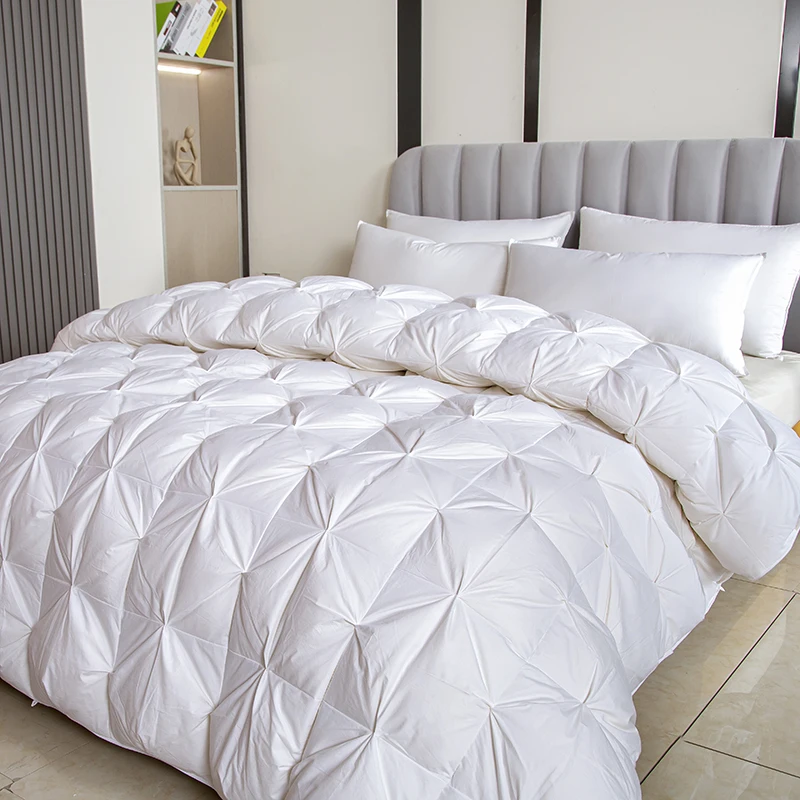 The quilted quilt core, filled with white goose down, provides a heavy warm effect and anti-allergic, suitable for winter
The quilted quilt core, filled with white goose down, provides a heavy warm effect and anti-allergic, suitable for winter