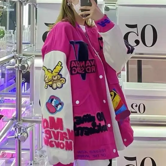 Свободная бейсбольная куртка 2025 года, новая весенняя коллекция, с вышивкой, тяжелая отделка, модный мультяшный дизайн, крутая женская верхняя одежда
Свободная бейсбольная куртка 2025 года, новая весенняя коллекция, с вышивкой, тяжелая отделка, модный мультяшный дизайн, крутая женская верхняя одежда