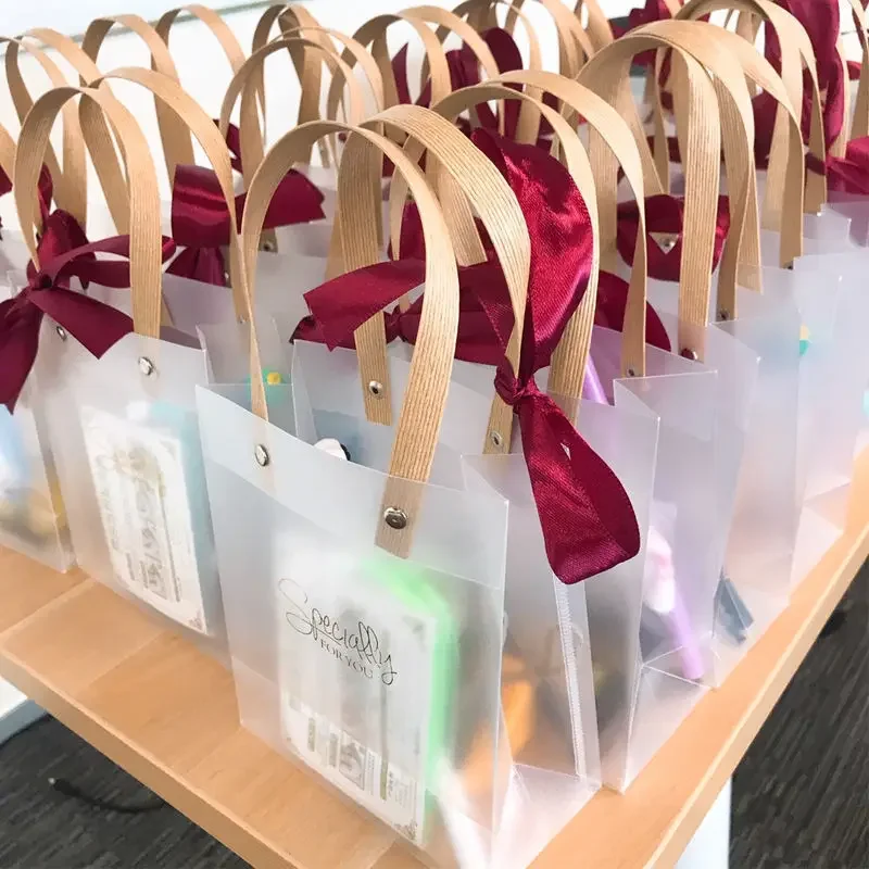 10Pc Semi Transparent PVC Frosted PP Handbag Christmas Gift Packing Candy Bridesmaid Wedding Souvenir Flower New Year Gift Bag
10Pc Semi Transparent PVC Frosted PP Handbag Christmas Gift Packing Candy Bridesmaid Wedding Souvenir Flower New Year Gift Bag
