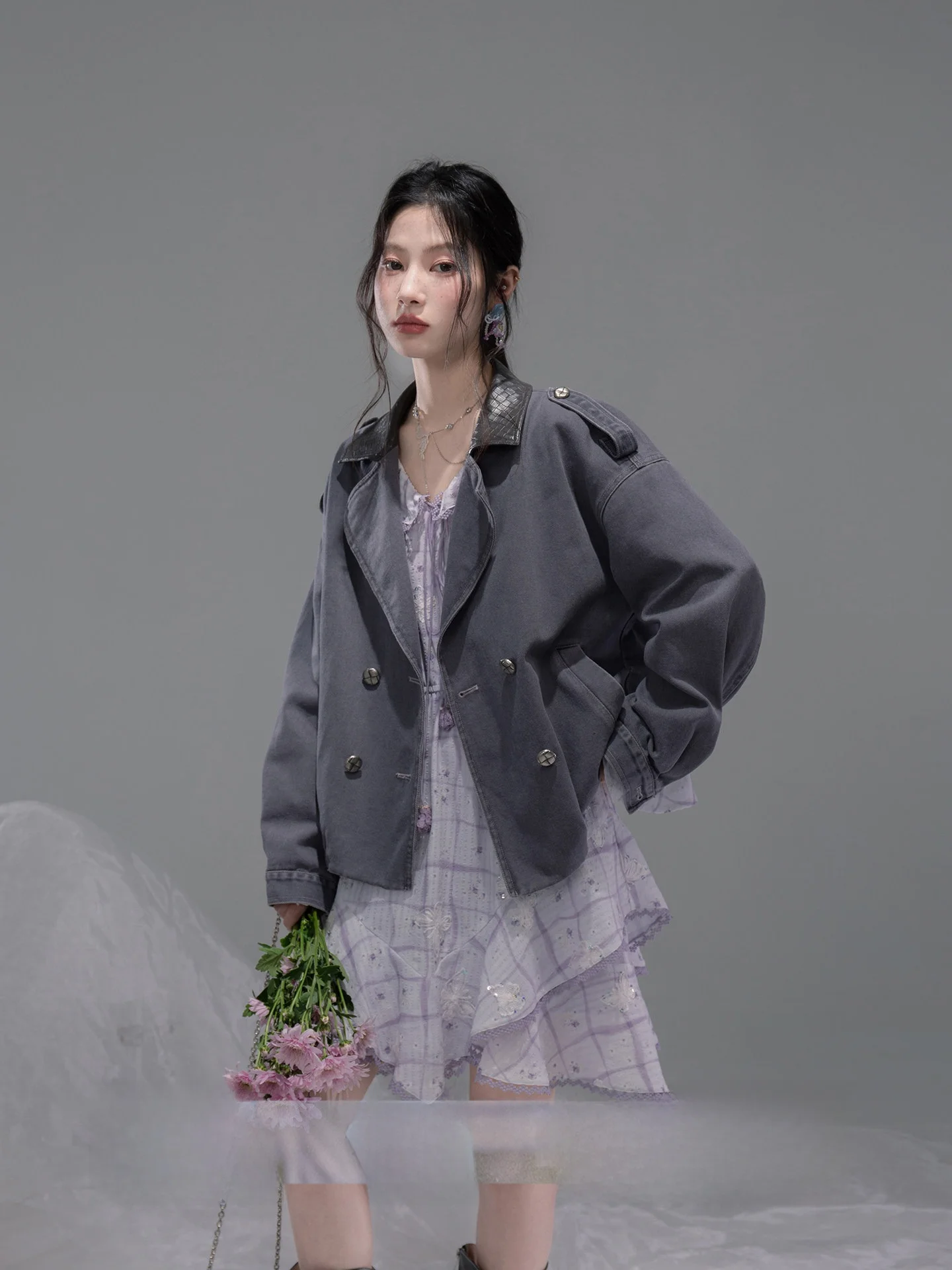 COTRE Early Spring Vintage Heavy-Duty Leather-Patch Denim Jacket Women's Straight-Cut Cotton Coat with Button Detail
COTRE Early Spring Vintage Heavy-Duty Leather-Patch Denim Jacket Women's Straight-Cut Cotton Coat with Button Detail