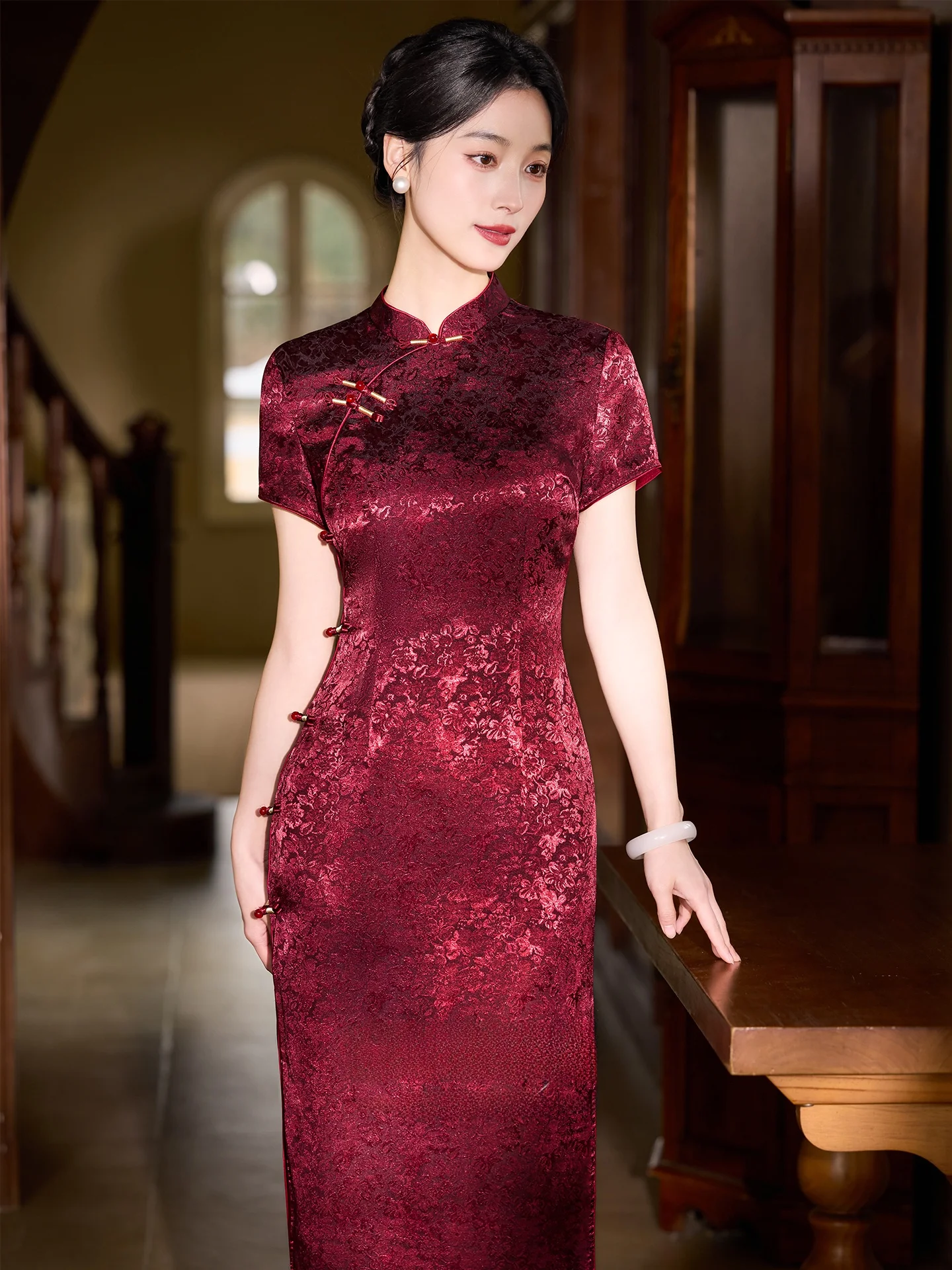 Red Young Style Women's New Chinese Version Daily Wear High Quality Elegant Mommy's New 2026 Fashionable Long Qipao
Red Young Style Women's New Chinese Version Daily Wear High Quality Elegant Mommy's New 2026 Fashionable Long Qipao