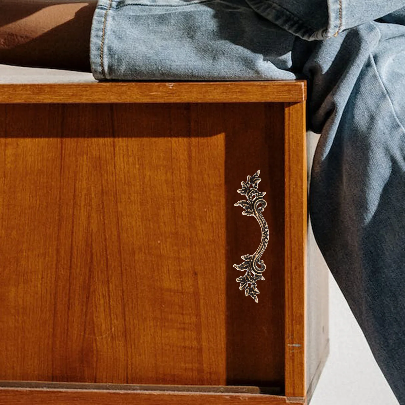 European Style Furniture Handle Dresser Cabinet Knobs Vintage Pulls Drawer Handles Decorative Hardware for Wardrobe
European Style Furniture Handle Dresser Cabinet Knobs Vintage Pulls Drawer Handles Decorative Hardware for Wardrobe