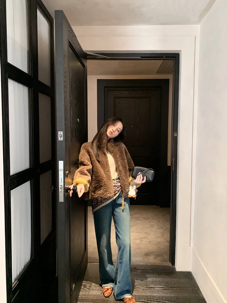 Ретро джинсы с высокой талией и прямыми штанинами, с шелковым платком, женские, осенне-зимние, новые, универсальные, широкие брюки
Ретро джинсы с высокой талией и прямыми штанинами, с шелковым платком, женские, осенне-зимние, новые, универсальные, широкие брюки