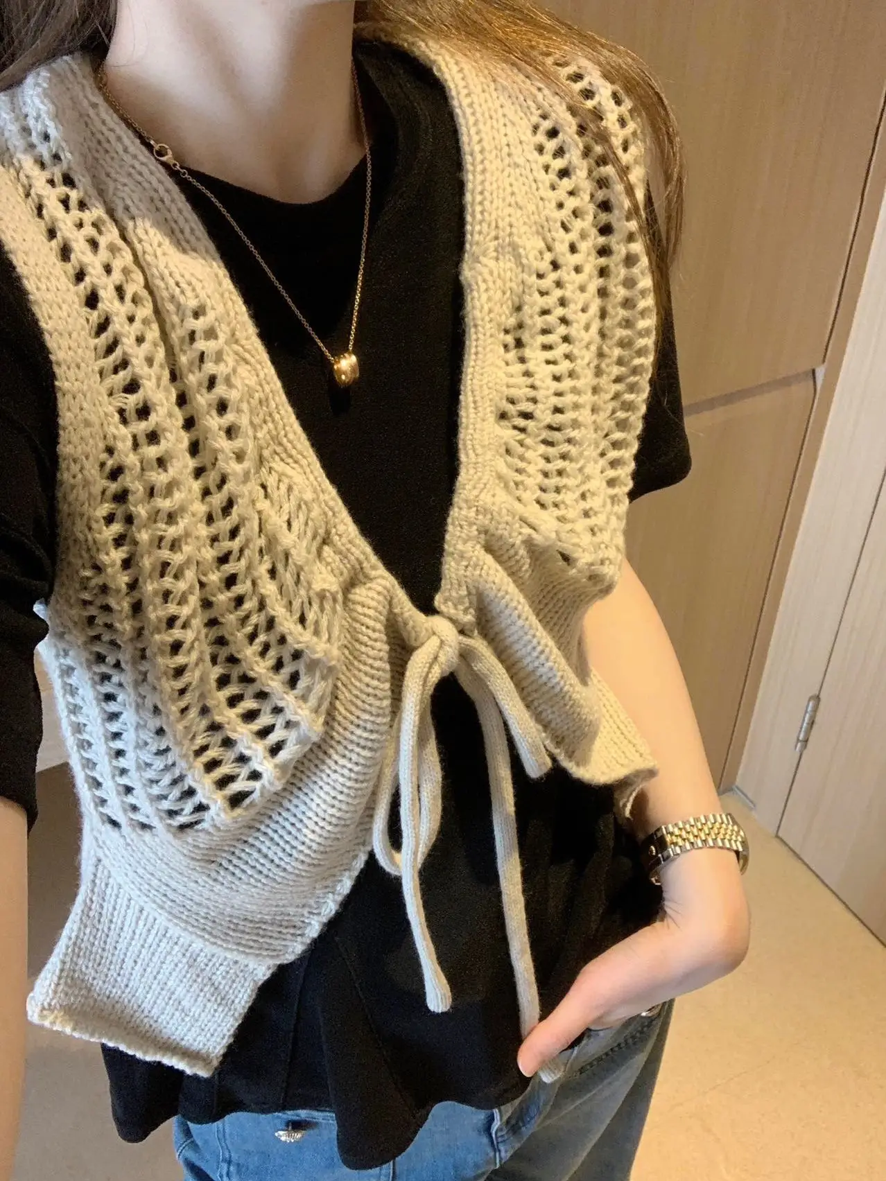Sweet Korean Style Women's Woolen Knitted Hollow out Sleeveless Vest Santa Design Casual Comfortable Short Length V-Neck Top
Sweet Korean Style Women's Woolen Knitted Hollow out Sleeveless Vest Santa Design Casual Comfortable Short Length V-Neck Top