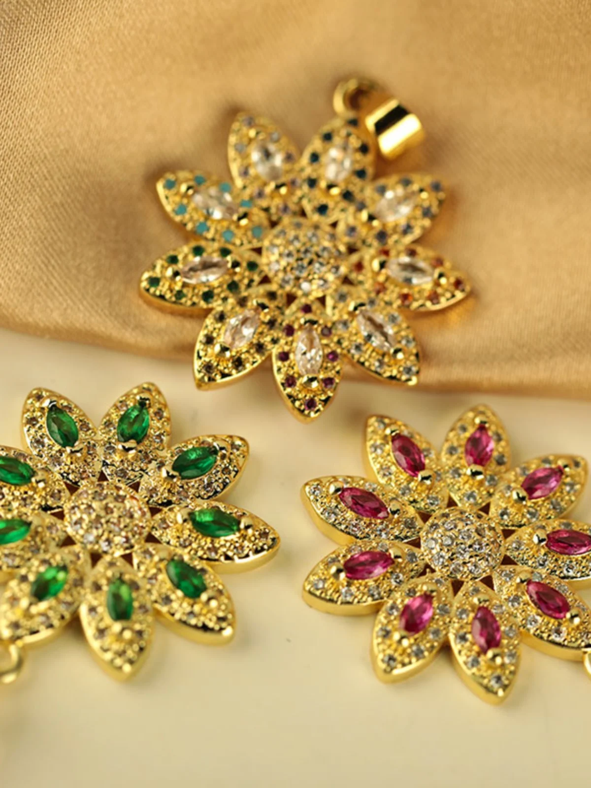 Ожерелье с подвеской в виде цветка из циркона, женское дизайнерское украшение, высококачественная цепочка на ключицу, модный ювелирный аксессуар
Ожерелье с подвеской в виде цветка из циркона, женское дизайнерское украшение, высококачественная цепочка на ключицу, модный ювелирный аксессуар