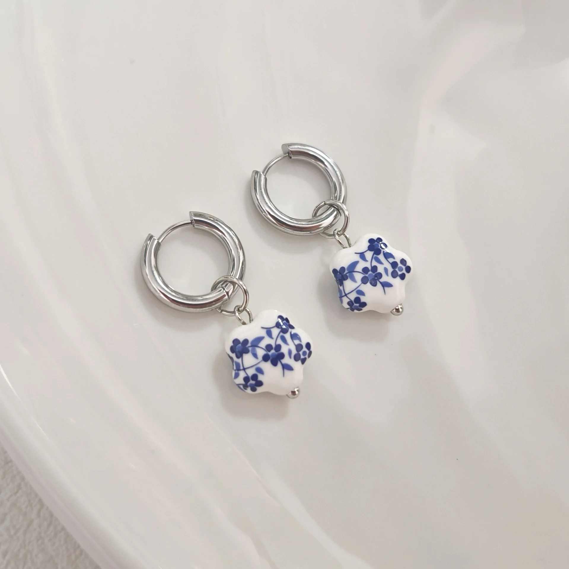 Vintage New Trend Blue Plum Blossom Ceramic Pendant Earrings for Women Geometric Accessories Unique Ear Buckle Punk Jewelry
Vintage New Trend Blue Plum Blossom Ceramic Pendant Earrings for Women Geometric Accessories Unique Ear Buckle Punk Jewelry