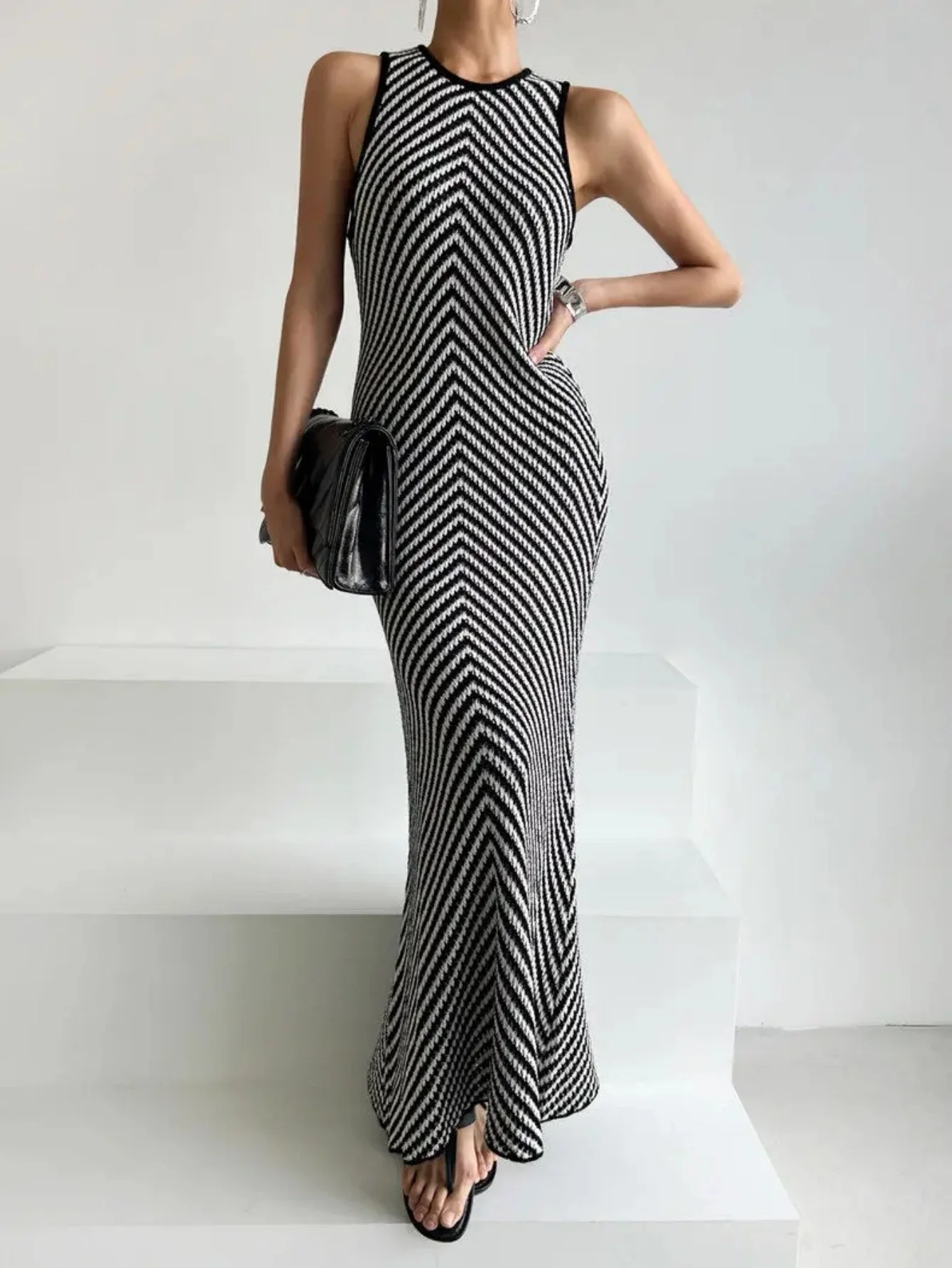 Women' Elegant Striped Black White Contrast O-Neck Slim Fit Sleeveless Knitted Dress Summer Vest Long Dresses Office Lady Look
Women' Elegant Striped Black White Contrast O-Neck Slim Fit Sleeveless Knitted Dress Summer Vest Long Dresses Office Lady Look