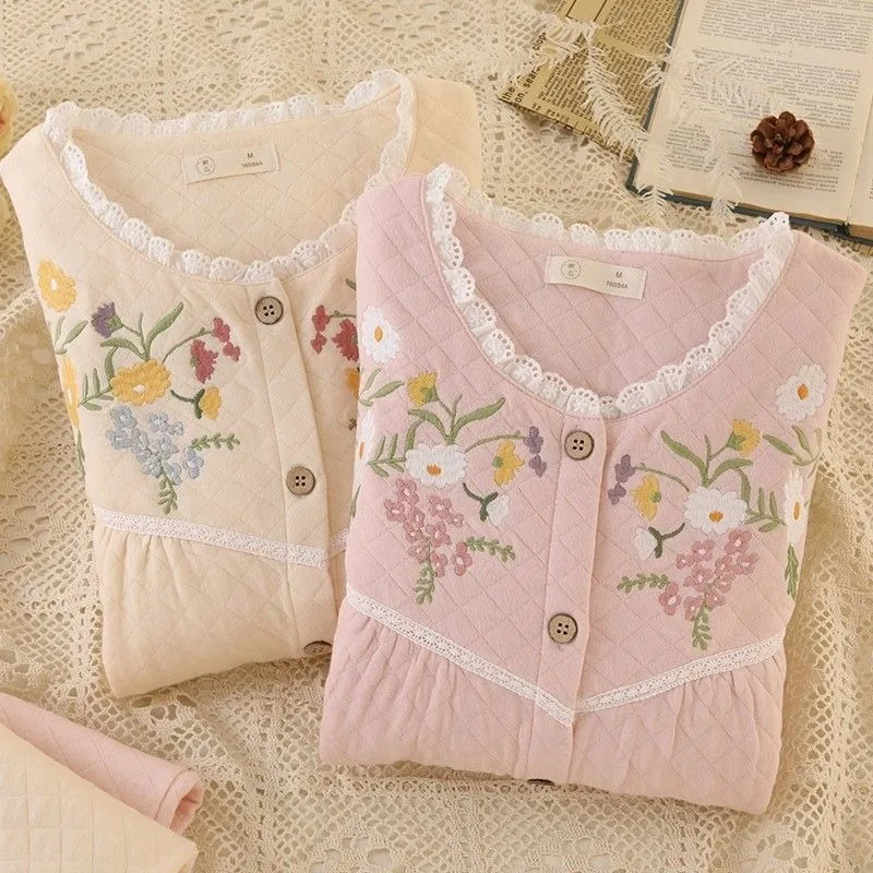 Пижамы зимние воздушные хлопковые весенне-осенние хлопковые переплетенные утолщенные теплые с вышивкой можно носить на улице как женский комплект домашней одежды
Пижамы зимние воздушные хлопковые весенне-осенние хлопковые переплетенные утолщенные теплые с вышивкой можно носить на улице как женский комплект домашней одежды