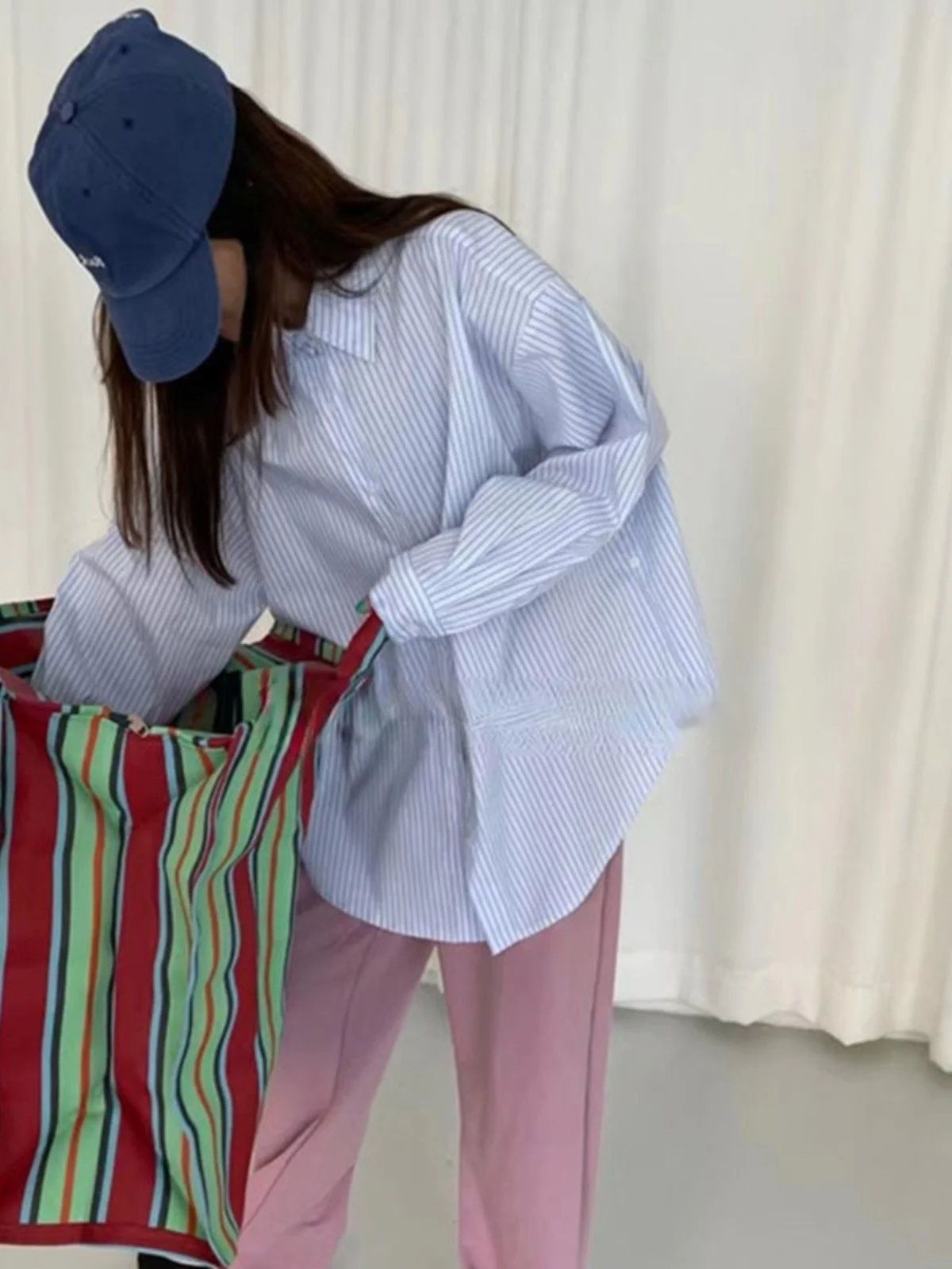 Синяя полосатая повседневная рубашка-куртка женская с длинным рукавом, свободного кроя, в стиле кэжуал, верхняя одежда, новинка весна 2024, с воротником
Синяя полосатая повседневная рубашка-куртка женская с длинным рукавом, свободного кроя, в стиле кэжуал, верхняя одежда, новинка весна 2024, с воротником