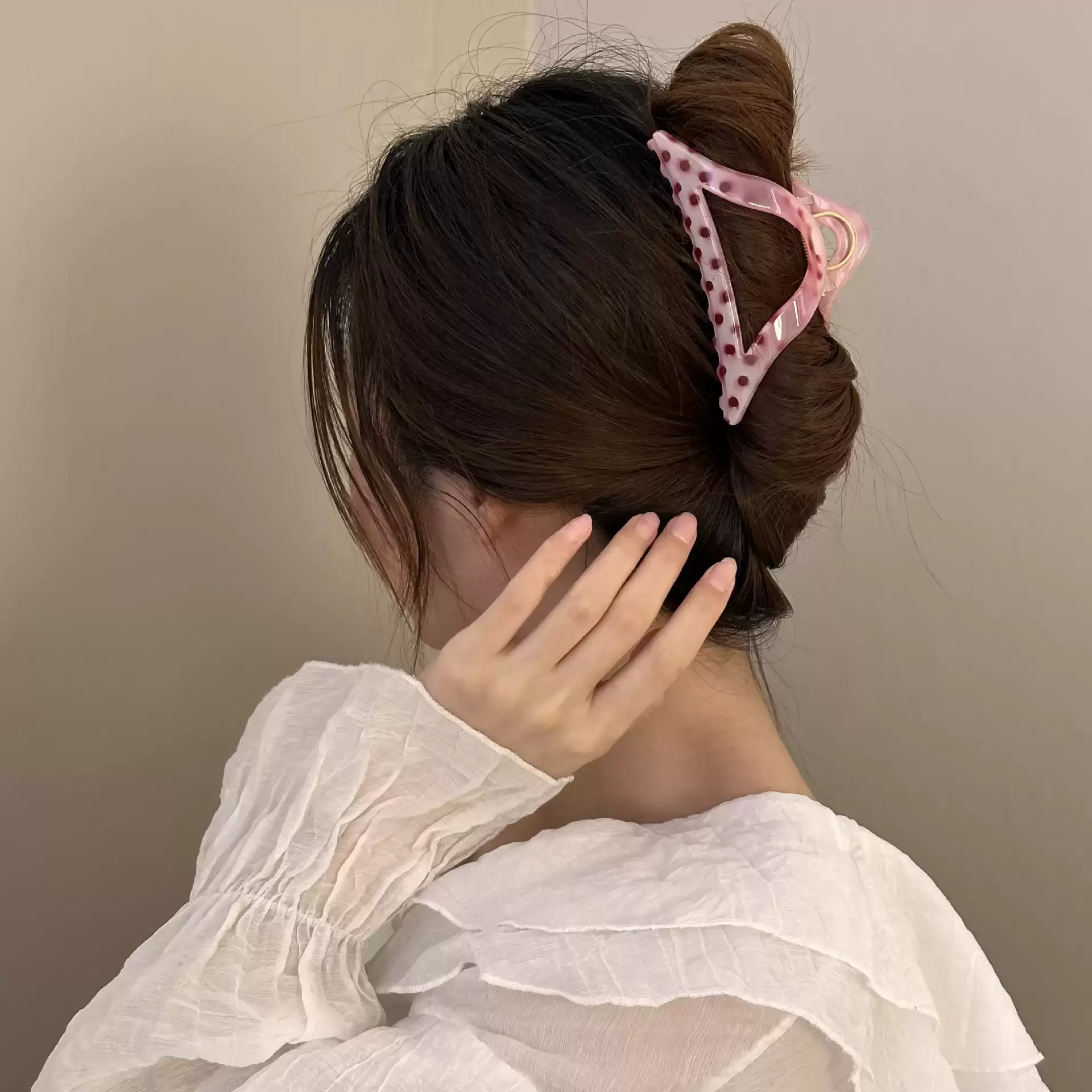 Elegant Minimalist Large Oval Hollow Hair Claw Clip Sweet Cool Raspberry Polka Dot Design for Women Hair Accessories
Elegant Minimalist Large Oval Hollow Hair Claw Clip Sweet Cool Raspberry Polka Dot Design for Women Hair Accessories
