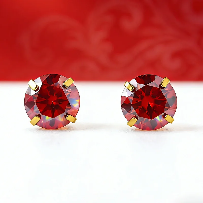1Pair 0.5/2.0 Carat Luxurious and Elegant Round Red Synthetic Moissanite Four-claw Golden Stud Earrings.
1Pair 0.5/2.0 Carat Luxurious and Elegant Round Red Synthetic Moissanite Four-claw Golden Stud Earrings.