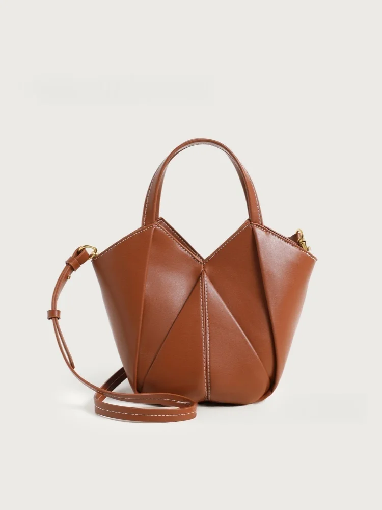 Thread Decoration Bucket Bag Women's Urban Commuting Bag Leather Splicing Tote Bag Small Single Shoulder Crossbody Bag
Thread Decoration Bucket Bag Women's Urban Commuting Bag Leather Splicing Tote Bag Small Single Shoulder Crossbody Bag