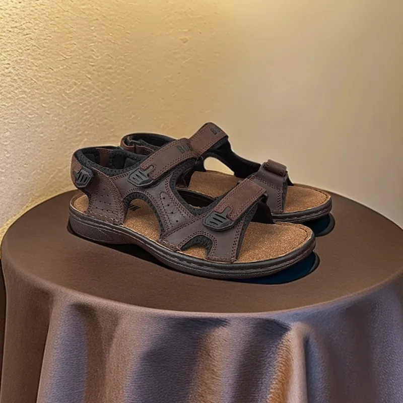 Новые модные повседневные мужские летние сандалии из воловьей кожи первого слоя с открытым носком, регулируемые, нескользящие, подходят для всех сезонов, удобная пляжная обувь на мягкой подошве 
Новые модные повседневные мужские летние сандалии из воловьей кожи первого слоя с открытым носком, регулируемые, нескользящие, подходят для всех сезонов, удобная пляжная обувь на мягкой подошве