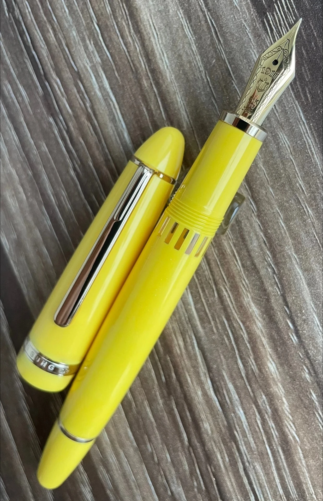 Limited Yellow! Wing Sung 629 Brief Fountain Pen EF/F 0.5mm Nib Piston Resin Gold Clip Pen Stationery Business Writing Gifts
Limited Yellow! Wing Sung 629 Brief Fountain Pen EF/F 0.5mm Nib Piston Resin Gold Clip Pen Stationery Business Writing Gifts
