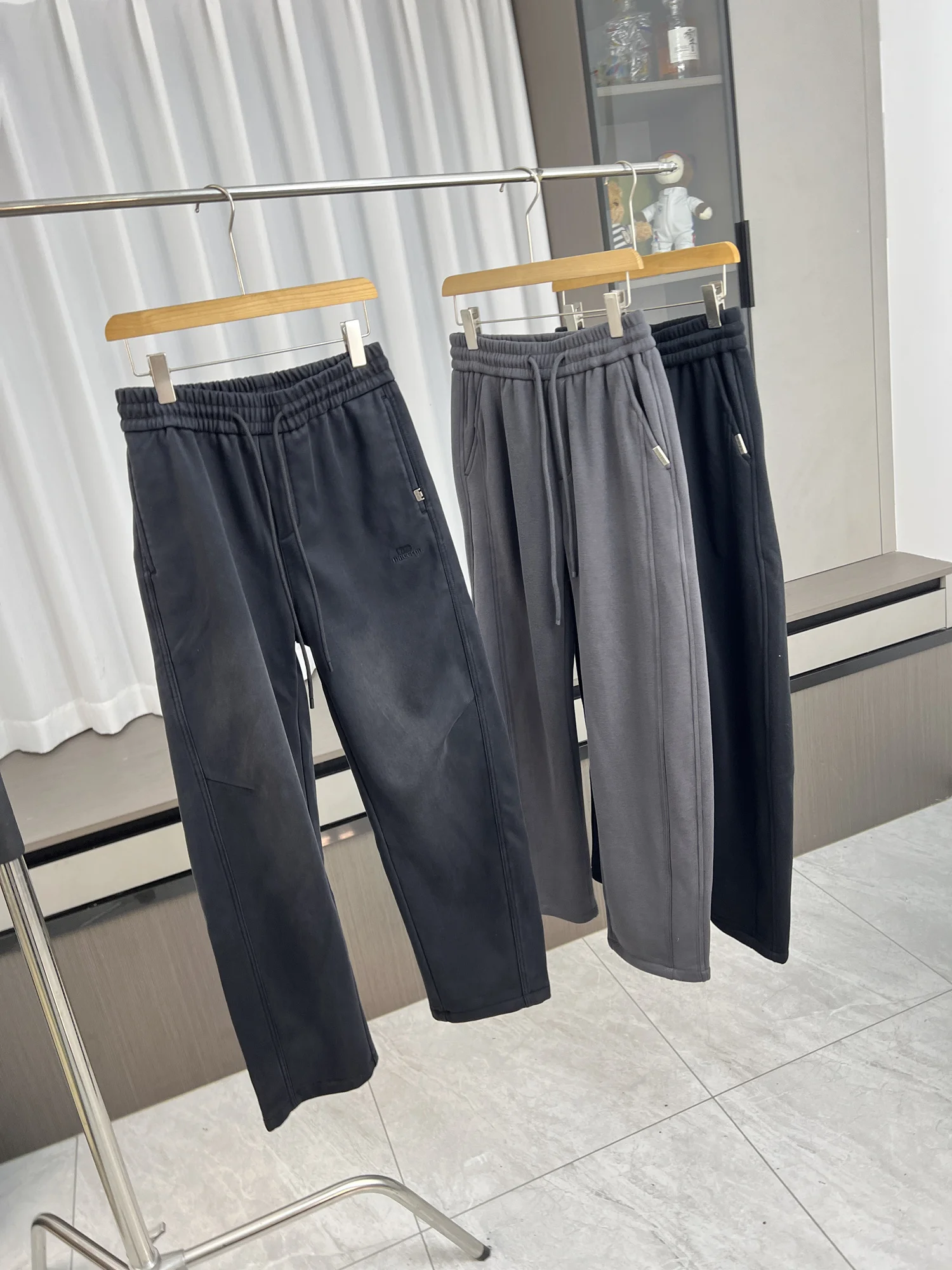 Мужские повседневные брюки в американском ретро-стиле с флисовой подкладкой, прямые, мягкие, теплые, с эластичным поясом, свободного кроя, для отдыха
Мужские повседневные брюки в американском ретро-стиле с флисовой подкладкой, прямые, мягкие, теплые, с эластичным поясом, свободного кроя, для отдыха