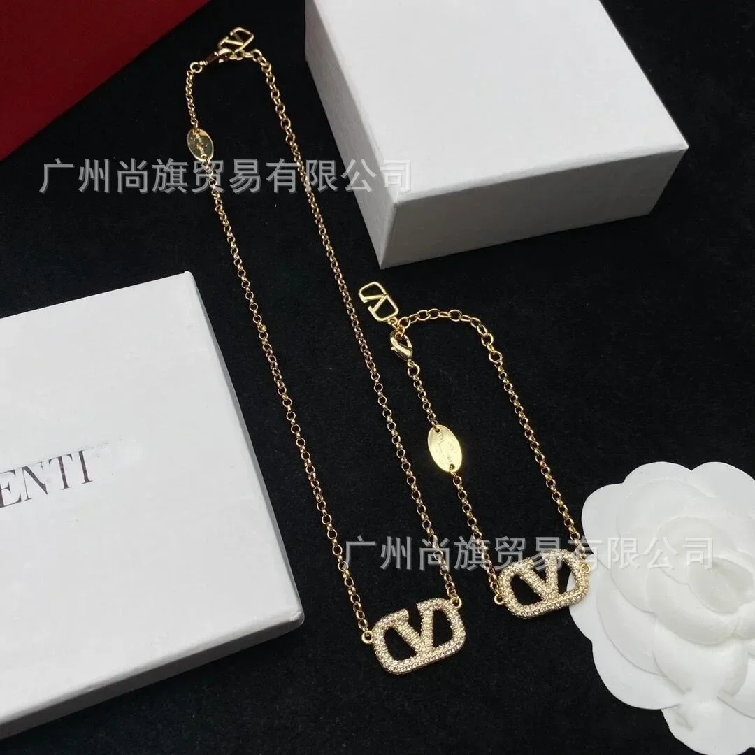 Letter V Full Diamond Gold Set Necklace for Women, Light Luxury, Niche, Diamond Studded Collarbone Chain
Letter V Full Diamond Gold Set Necklace for Women, Light Luxury, Niche, Diamond Studded Collarbone Chain