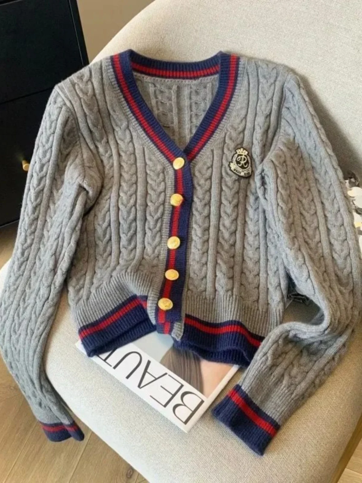 Street Sle ort V-Ne Contrast Color Sweater Cardigan Women's Casual Open-irt Knitwear Autumn Faion Long Sve
Street Sle ort V-Ne Contrast Color Sweater Cardigan Women's Casual Open-irt Knitwear Autumn Faion Long Sve