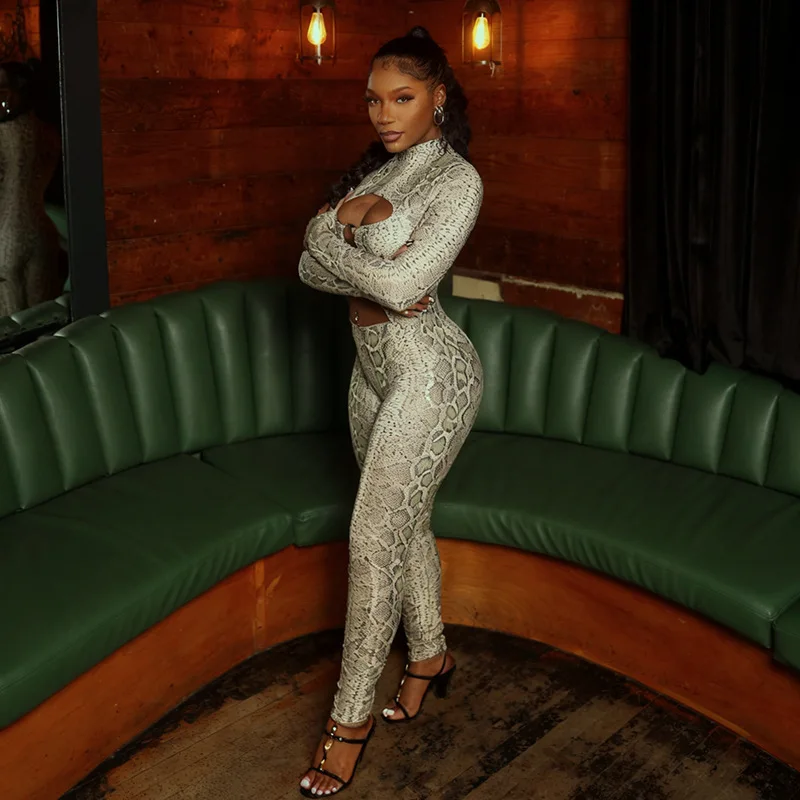 Metal Ring Hollow Out Serpentine Print Skinny Jumpsuits Women Sexy Turtleneck Long Sleeve Peach Hips Slim Club Party Overalls
Metal Ring Hollow Out Serpentine Print Skinny Jumpsuits Women Sexy Turtleneck Long Sleeve Peach Hips Slim Club Party Overalls